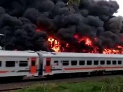 Belasan Bangkai Gerbong Kereta Terbakar di Stasiun Cikaum Subang