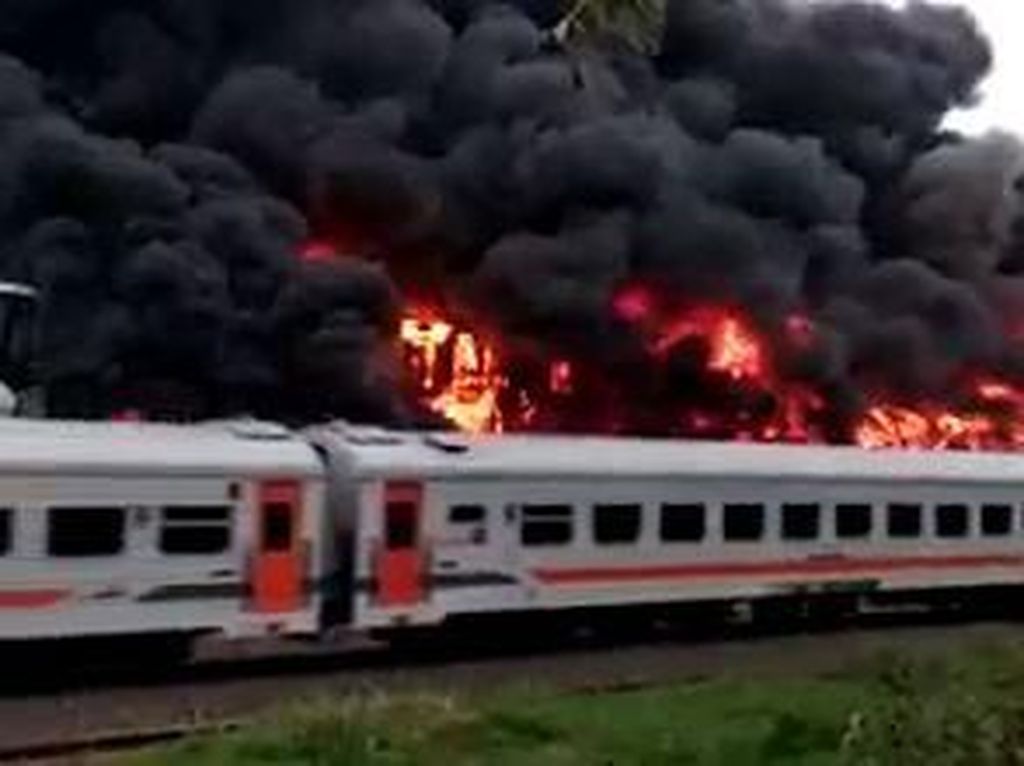 Belasan Bangkai Gerbong Kereta Terbakar di Stasiun Cikaum Subang Belasan Bangkai Gerbong Kereta Terbakar di Stasiun Cikaum Subang