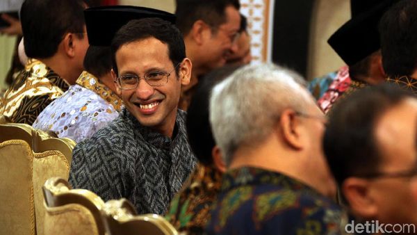 Semringahnya Mendikbud Nadiem Saat Terima DIPA 2020 dari Jokowi