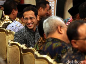 Semringahnya Mendikbud Nadiem Saat Terima DIPA 2020 dari Jokowi Semringahnya Mendikbud Nadiem Saat Terima DIPA 2020 dari Jokowi