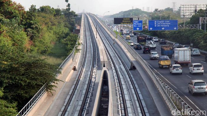 Jalur LRT Jabodebek rute Cibubur-Cawang/Foto: Lamhot Aritonang Jalur LRT Jabodebek rute Cibubur-Cawang/Foto: Lamhot Aritonang