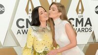 Wow, Gigi Hadid Hampir Cium Wanita Ini di Red Carpet