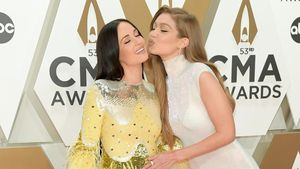 Wow, Gigi Hadid Hampir Cium Wanita Ini di Red Carpet