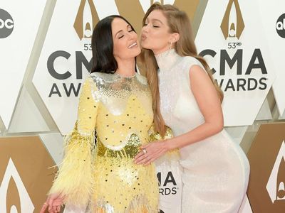 Wow, Gigi Hadid Hampir Cium Wanita Ini di Red Carpet
