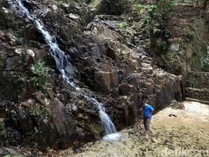 Menikmati Keasrian Air Terjun Desa Pongkar di Tapal Batas RI
