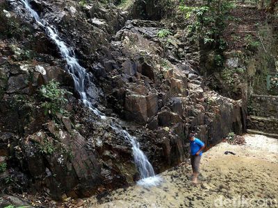 Menikmati Keasrian Air Terjun Desa Pongkar di Tapal Batas RI