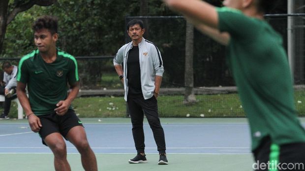 Indra Sjafri memimpin latihan Timnas Indonesia U-23 di Hotel Sultan, Kamis (14/11).
