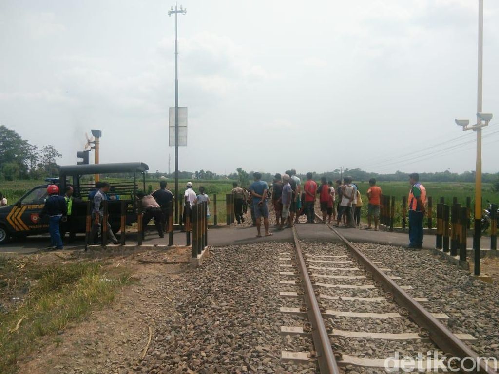 Motor Tertabrak Kereta, Anak Tewas di Lokasi Sedangkan Bapaknya Selamat Motor Tertabrak Kereta, Anak Tewas di Lokasi Sedangkan Bapaknya Selamat