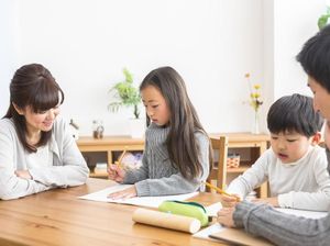 Terlalu Emosi Saat Ajarkan Anak Bikin PR, Seorang Ibu Sampai Dirawat di RS Terlalu Emosi Saat Ajarkan Anak Bikin PR, Seorang Ibu Sampai Dirawat di RS