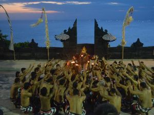 7 Tarian Tradisional Paling Terkenal di Indonesia 7 Tarian Tradisional Paling Terkenal di Indonesia
