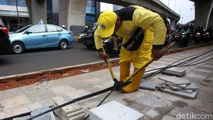 Aksi Petugas Potong Kabel Semrawut di Kuningan