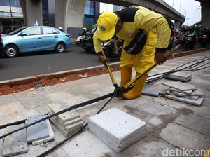 Aksi Petugas Potong Kabel Semrawut di Kuningan