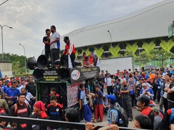 Demo Buruh di Depan Disnaker Bekasi, Lalin Jalan Ahmad Yani Sempat Macet