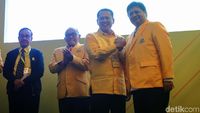 Momen Airlangga-Bamsoet Salam Komando di Rapimnas Golkar