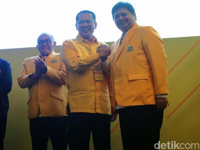 Momen Airlangga-Bamsoet Salam Komando di Rapimnas Golkar