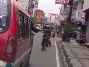 Viral Pengidap Gangguan Jiwa Bantu Ambulans Buka Jalan di Bandung