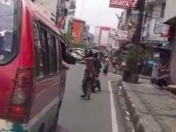 Viral Pengidap Gangguan Jiwa Bantu Ambulans Buka Jalan di Bandung