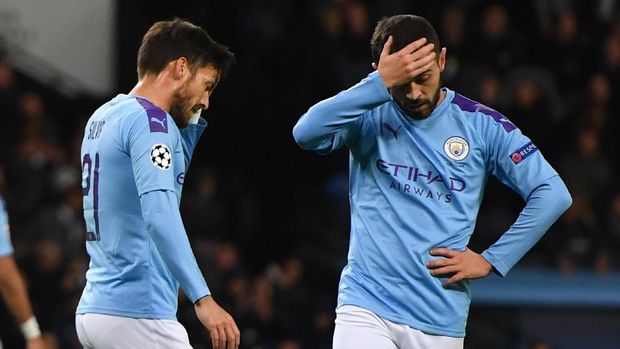 Manchester City's Spanish midfielder David Silva (L) and Manchester City's Portuguese midfielder Bernardo Silva (R) react to a missed chance during the UEFA Champions League Group C football match between Manchester City and Dinamo Zagreb at the Etihad Stadium in Manchester, north west England on October 1, 2019. (Photo by Anthony Devlin / AFP)