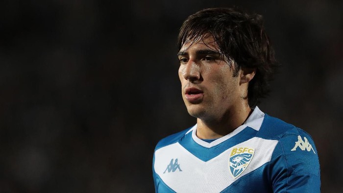 BRESCIA, ITALY - OCTOBER 21:  Sandro Tonali of Brescia Calcio looks on during the Serie A match between Brescia Calcio and ACF Fiorentina at Stadio Mario Rigamonti on October 21, 2019 in Brescia, Italy.  (Photo by Emilio Andreoli/Getty Images)