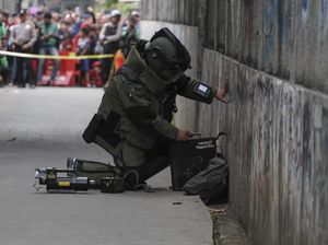 Momen Tim Gegana Evakuasi Tas mencurigakan di Depok