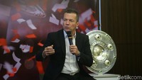 Bersama Munchen ia sudah menyumbang 7 trofi. Ia juga pernah menjadi pemain terbaik Jerman pada 1990 dan 1999.