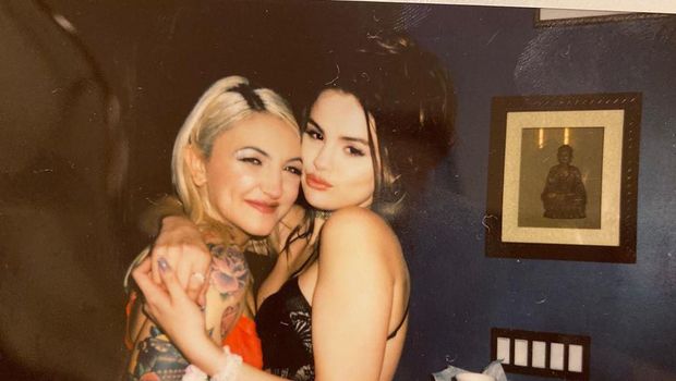 Selena Gomez dan sahabatnya