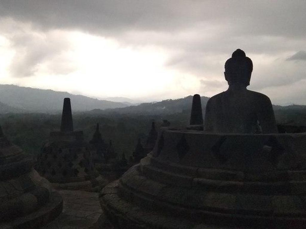 Melihat Matahari Terbenam di Candi Borobudur Melihat Matahari Terbenam di Candi Borobudur