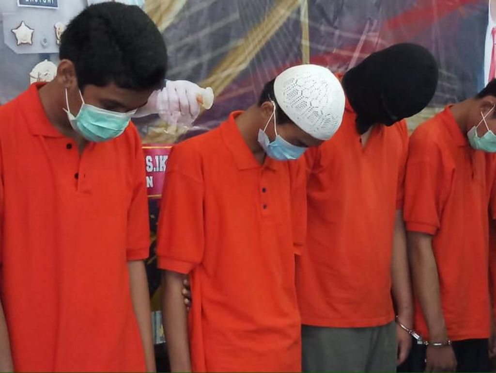 Polisi Tangkap Komplotan Begal Sadis di Jakarta Selatan Polisi Tangkap Komplotan Begal Sadis di Jakarta Selatan