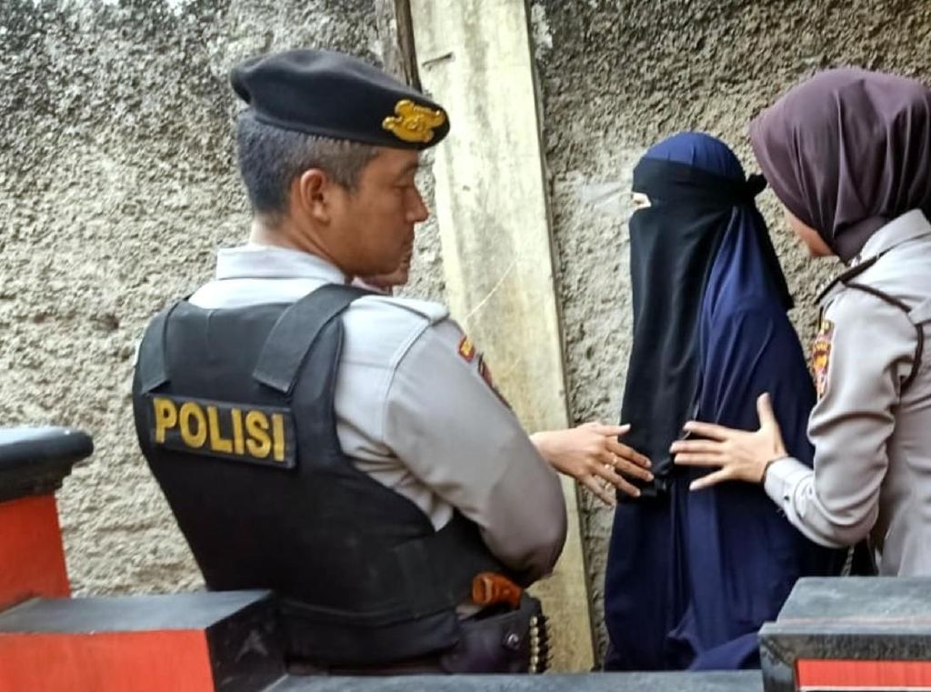 Istri Terduga Teroris yang Ditangkap Densus 88 di Cianjur Dipulangkan Istri Terduga Teroris yang Ditangkap Densus 88 di Cianjur Dipulangkan