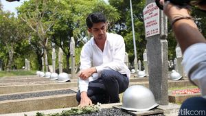 Reza Rahadian Boyong Bintang Habibie & Ainun 3 Ziarah