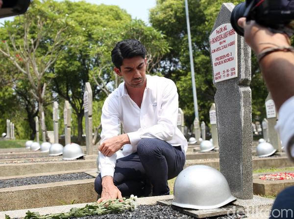 Reza Rahadian Boyong Bintang Habibie & Ainun 3 Ziarah