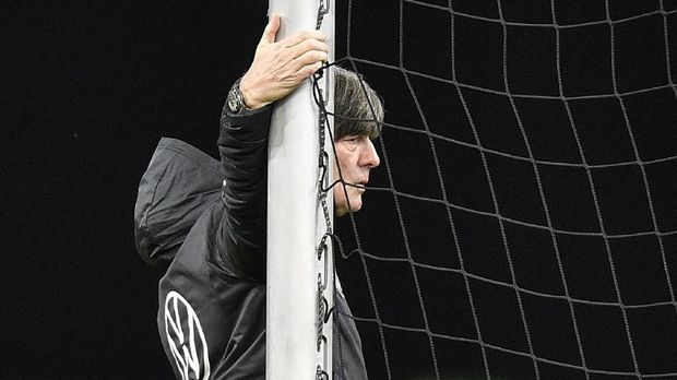Jelang Timnas Jerman vs Belarusia di Kualifikasi Piala Eropa 2020 German head coach Joachim Loew attends a training session of Germany's national team in Duesseldorf, Germany, Wednesday, Nov. 13, 2019. Germany plays against Belarus in a Euro 2020 group C qualifying soccer match in Moenchangladbach, Germany on Saturday, Nov. 16, 2019. (AP Photo/Martin Meissner)
