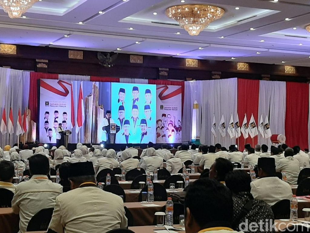 Di Rakornas, PKS Tegaskan Sikap Sebagai Oposisi! Di Rakornas, PKS Tegaskan Sikap Sebagai Oposisi!