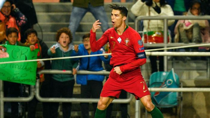 Cristiano Ronaldo selalu mendapatkan kepercayaan pelatih Timnas Portugal, Fernando Santos. (Foto: Octavio Passos/Getty Images) Cristiano Ronaldo selalu mendapatkan kepercayaan pelatih Timnas Portugal, Fernando Santos. (Foto: Octavio Passos/Getty Images)