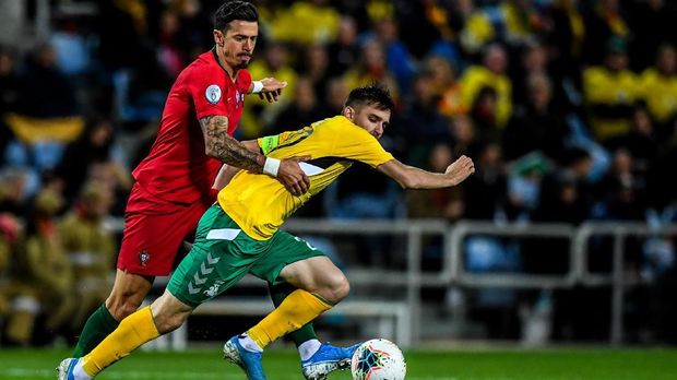 Portugal's defender Jose Fonte (L) challenges Lithuania's forward Fiodor Cernych (R) during the Euro 2020 Group B football qualification match between Portugal and Lithuania at the Algarve stadium in Faro, on November 14, 2019. (Photo by PATRICIA DE MELO MOREIRA / AFP)