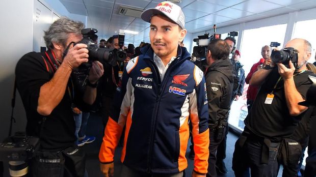 Jorge Lorenzo pensiun dari MotoGP usai balapan di Valencia.