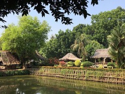 Asyiknya Wisata Kuliner Bareng Keluarga di Tengah Saung dan Empang