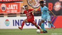 Pertandingan Liga 1 antara Persija melawan Persela digelar di Stadion Wibawa Mukti, Kabupaten Bekasi, Jumat (15/11)