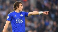 Di bek tengah, ada Caglar Soyuncu. Pemain Leicester City asal Turki itu tampil cukup apik di musim perdananya di Liga Inggris (Michael Regan/Getty Images)