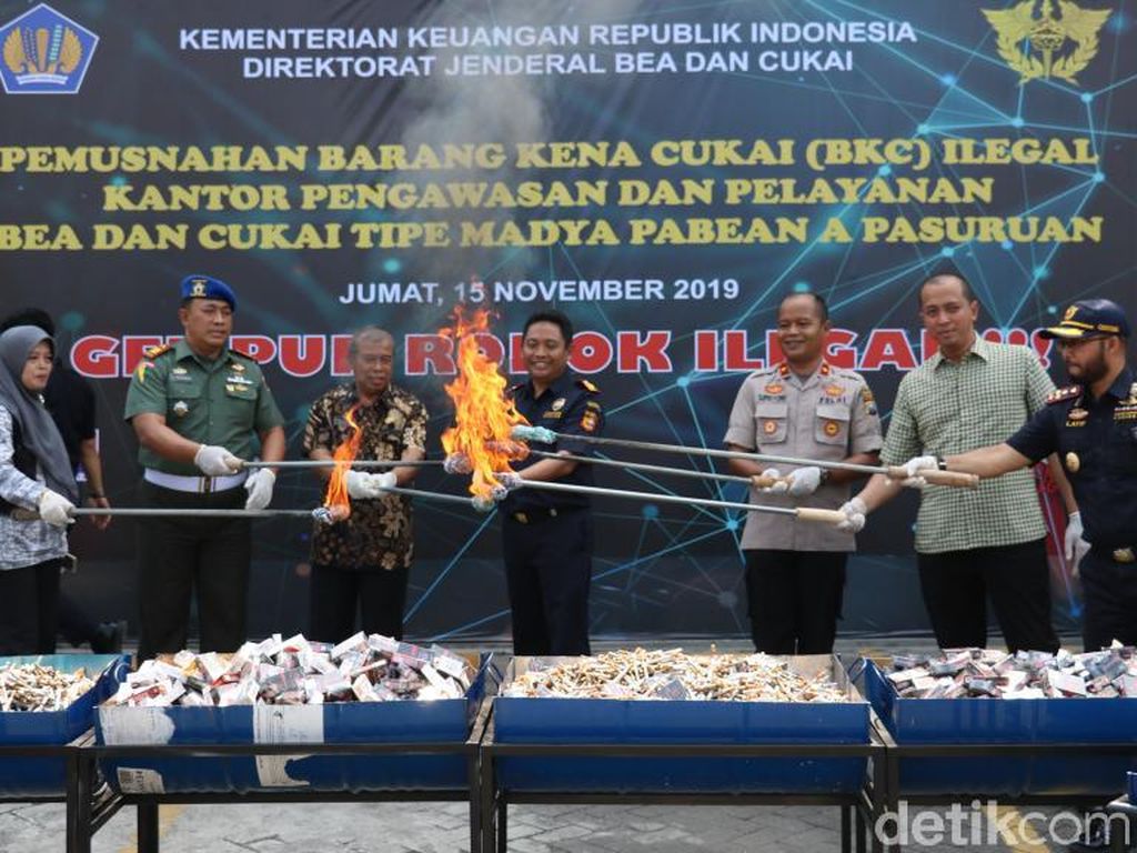 Jutaan Batang Rokok Ilegal dan Pita Cukai Palsu Senilai Rp 11 M Dimusnahkan Jutaan Batang Rokok Ilegal dan Pita Cukai Palsu Senilai Rp 11 M Dimusnahkan