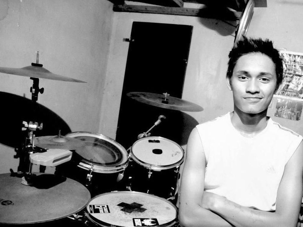Aksi Budi Setiawan Si Trader Profesional Jadi Drummer Steven & Coconut Treez