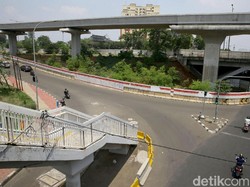 Pemotor Naik JPO, Bisa Tergelincir dan Diomelin Pejalan Kaki