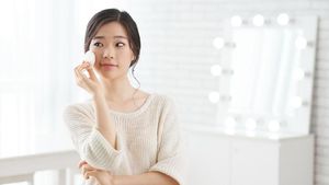 10 Foto Ini Buktikan Wanita Dapat Perlakuan Beda Saat Pakai Makeup