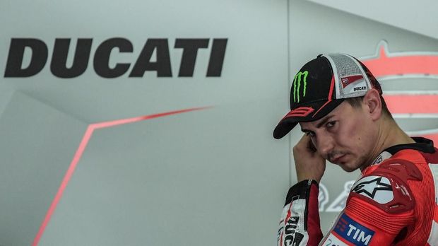 Ducati Team's Spanish rider Jorge Lorenzo walks inside his team garage during the second day of 2017 MotoGP pre-season test at the Sepang International Circuit on January 31, 2017. (Photo by MOHD RASFAN / AFP)