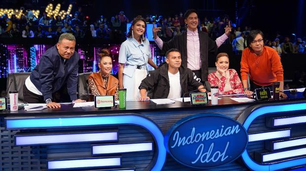Indonesian Idol mengaudisi pesertanya sebelum lolos dan dipilih oleh masyarakat melalui voting.