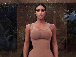 Kim Kardashian Jual Plester Payudara Rp 400 Ribuan, Dihujat Tapi Sold Out
