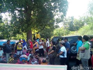 Ratusan Warga Kema Minahasa Utara Masih Mengungsi Usai Gempa Ratusan Warga Kema Minahasa Utara Masih Mengungsi Usai Gempa