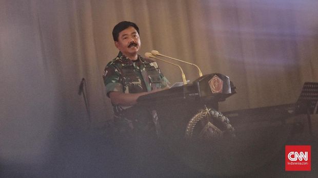 Panglima TNI, Hadi Tjahjanto saat menghadiri penutupan Gebyar Karya Pertiwi 2019 dan Military Attache Spouses Culture di Balai Sudirman, Jakarta, Jumat, 15 November 2019. CNN Indonesia/Bisma Septalisma