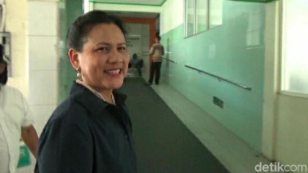 Teka-teki Iriana Jokowi Saat Ajak Selvi Ananda ke Acara Reuni