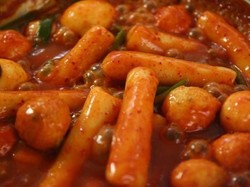Ini Tteokbokki, Camilan Kenyal yang Populer dari Korea